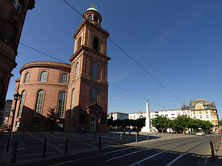 Fotos Paulskirche mit Straße