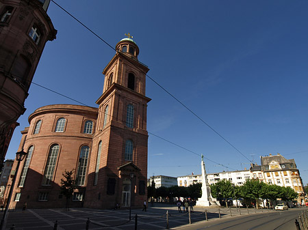 Paulskirche mit Straße Foto 