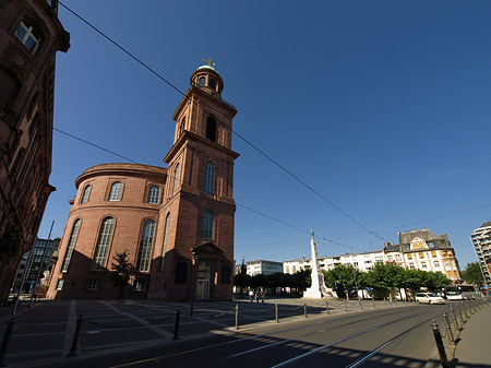 Paulskirche mit Straße