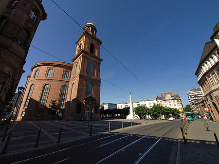 Paulskirche mit Straße