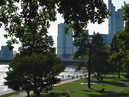 Skyline von Frankfurt hinter Sonnenuhr Foto 