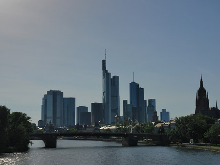 Foto Skyline von Frankfurt hinter Alter Brücke - Frankfurt am Main