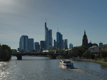 Skyline von Frankfurt hinter Alter Brücke Fotos