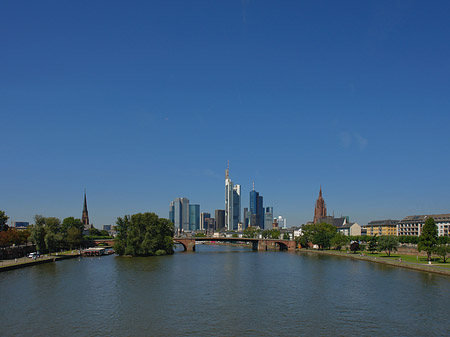 Skyline von Frankfurt mit Alter Brücke Fotos