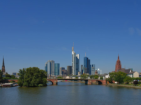 Skyline von Frankfurt mit Alter Brücke Foto 