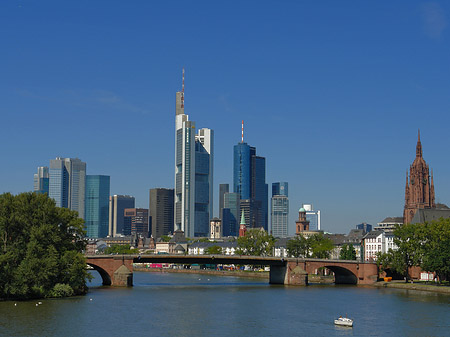 Skyline von Frankfurt mit Alter Brücke Foto 