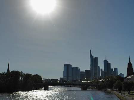 Skyline von Frankfurt mit Alter Brücke