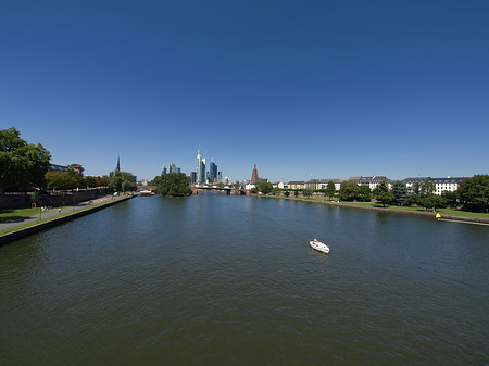 Skyline von Frankfurt mit Boot