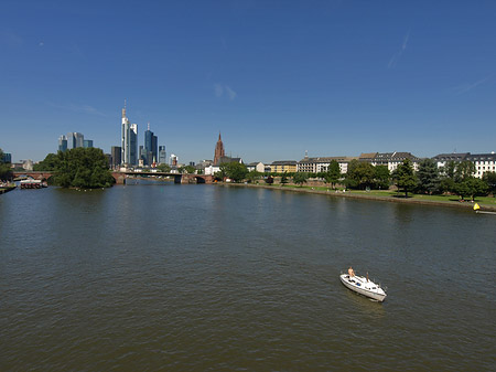 Skyline von Frankfurt mit Boot Fotos