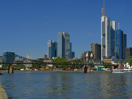 Skyline von Frankfurt mit eisernem Steg Foto 