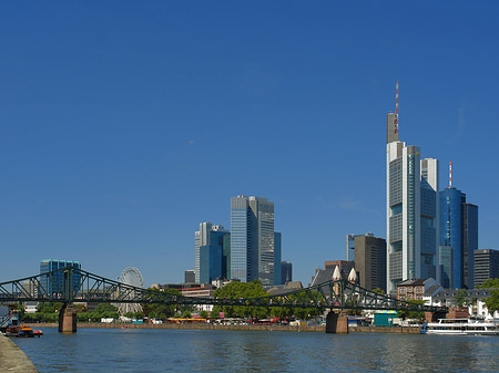 Skyline von Frankfurt mit eisernem Steg