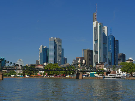 Foto Skyline von Frankfurt mit eisernem Steg