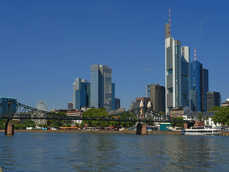 Foto Skyline von Frankfurt mit eisernem Steg - Frankfurt am Main