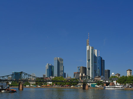 Skyline von Frankfurt mit eisernem Steg Foto 