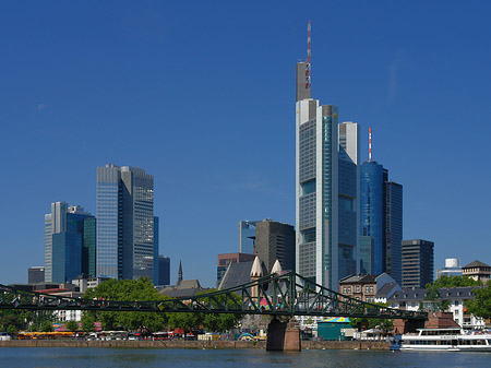 Foto Skyline von Frankfurt mit eisernem Steg