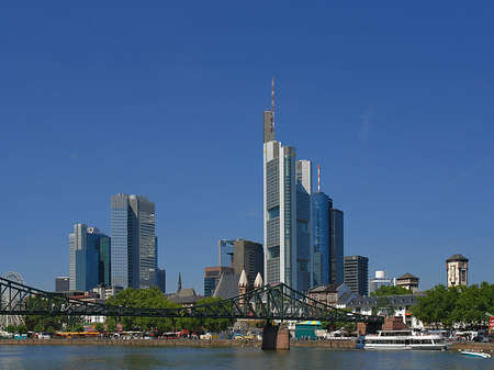 Foto Skyline von Frankfurt mit eisernem Steg