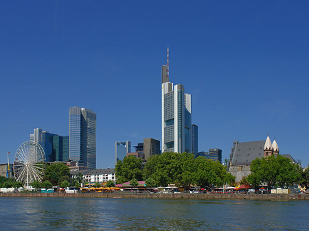 Skyline von Frankfurt mit Riesenrad Fotos