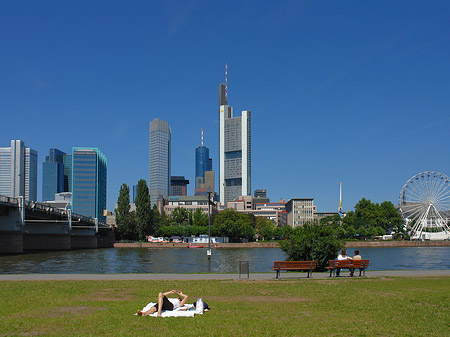 Fotos Skyline von Frankfurt mit Sachsenhausener Ufer | Frankfurt am Main