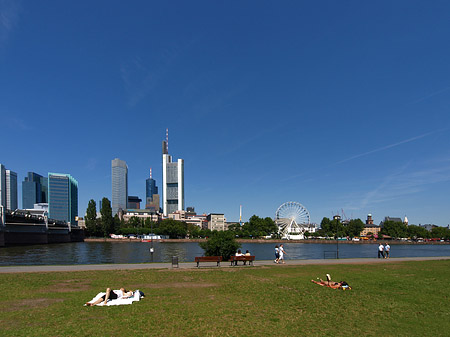 Fotos Skyline von Frankfurt mit Sachsenhausener Ufer