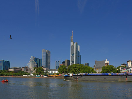 Skyline von Frankfurt mit Schiff Foto 