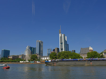 Foto Skyline von Frankfurt mit Schiff