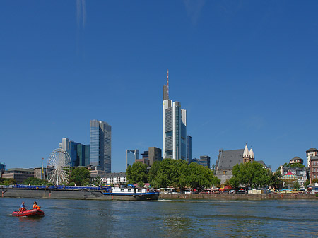 Skyline von Frankfurt mit Schiff Foto 