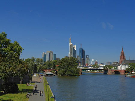 Skyline von Frankfurt mit Ufer Foto 