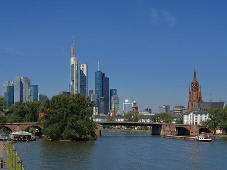 Skyline von Frankfurt mit Ufer