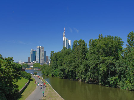 Foto Skyline von Frankfurt mit Ufer - Frankfurt am Main