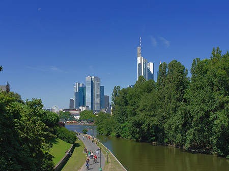 Skyline von Frankfurt mit Ufer Foto 