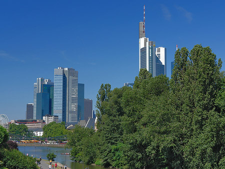 Skyline von Frankfurt mit Ufer Foto 