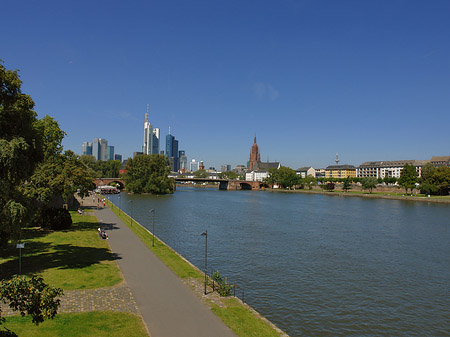 Foto Skyline von Frankfurt mit Ufer