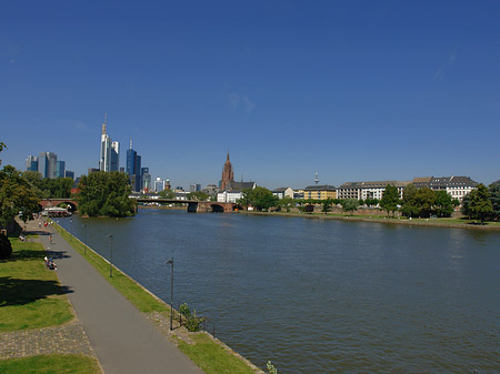 Skyline von Frankfurt mit Ufer Fotos