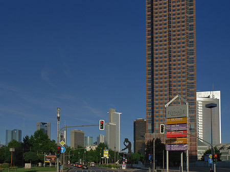 Messeturm auf der Theodor-Heuss-Allee Fotos