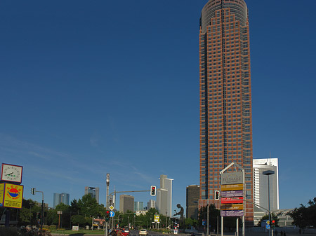 Messeturm auf der Theodor-Heuss-Allee