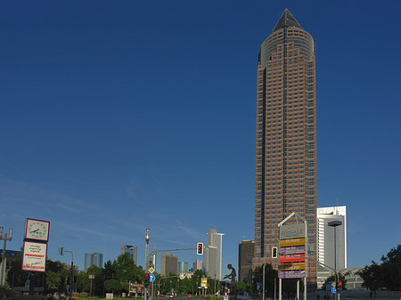 Messeturm auf der Theodor-Heuss-Allee Foto 