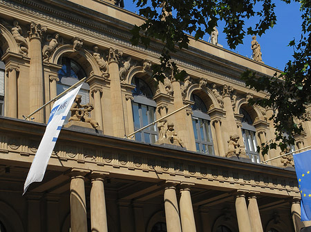 Wertpapierbörse mit Baum